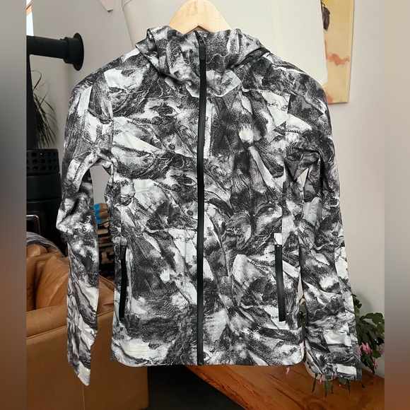 Lululemon Break A Trail Jacket - Picture 3 of 5